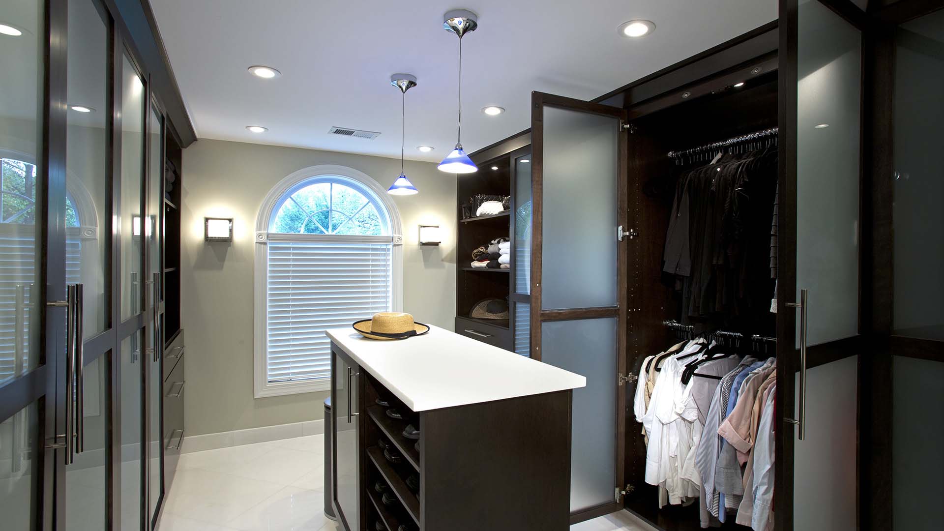 Dag closet R open 47