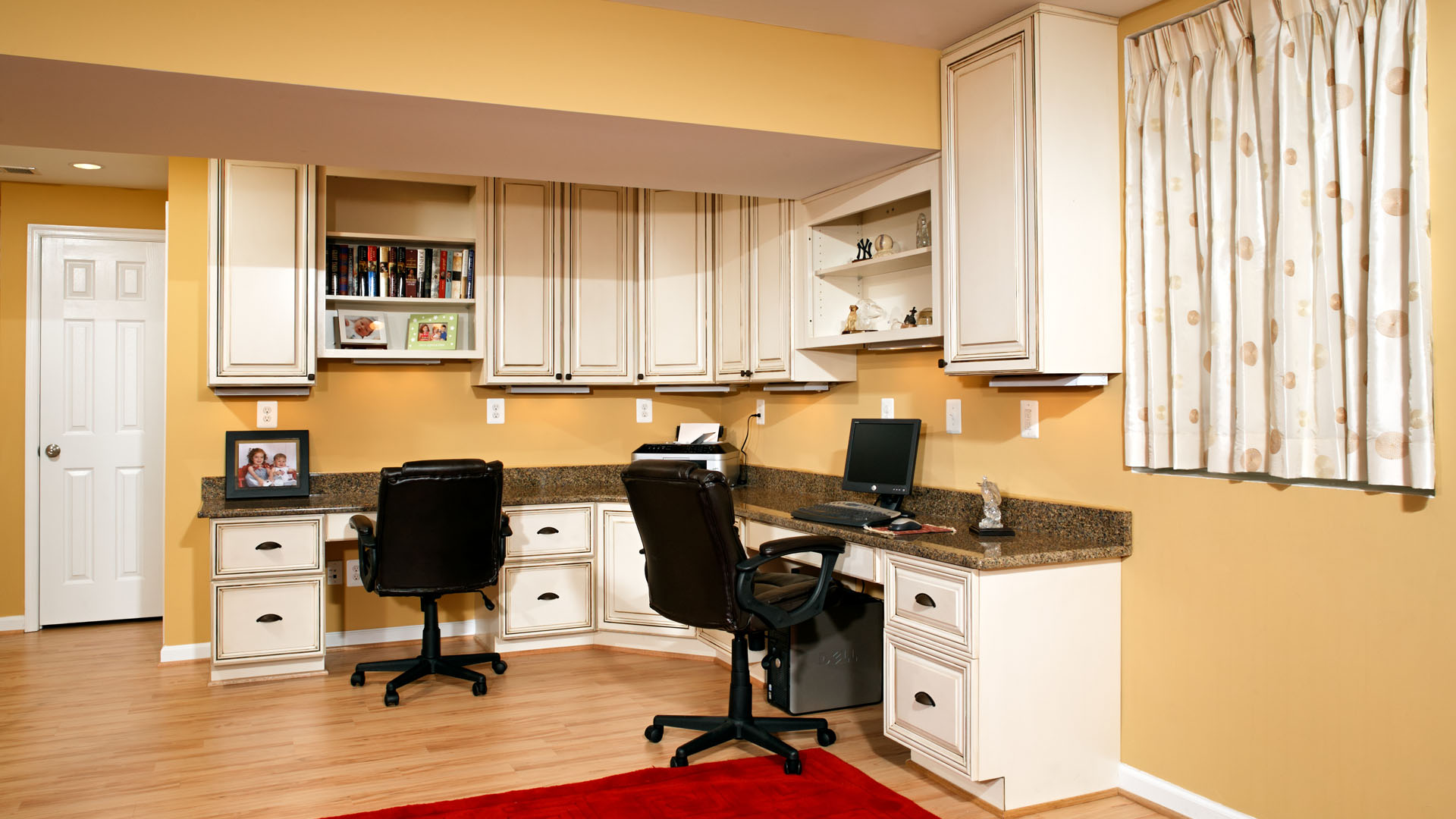 Straus desks rt